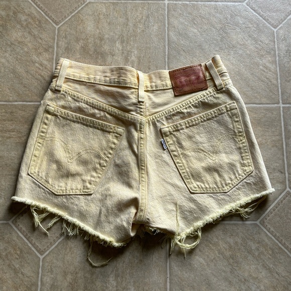 Levi’s Pale Yellow Shorts - Picture 3 of 3